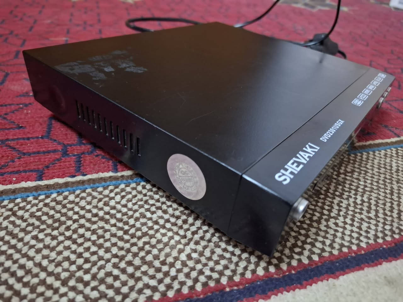 مشغل اقراص خارجي حديث مستخدم قليل اصلي شرط الضمان والفحص ويعمل بخاصية HD/USB/BC / او من الموبايل بطريقه التوصالة ويشغل cd/dvd تسجيل وتحويل جميع الامنافذ بيه سعره [ 30 ] الف يوجد توصيل اتصال [***********]
