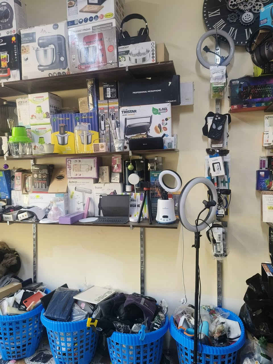 محل كامل غراض امزون الكتروني ومنزلي درجة اولى هن والرفوف للبيع مكاني البصرة القبلة ***********
بيع بسبب عدم التفرغ ومعزل المحل صار فترة
