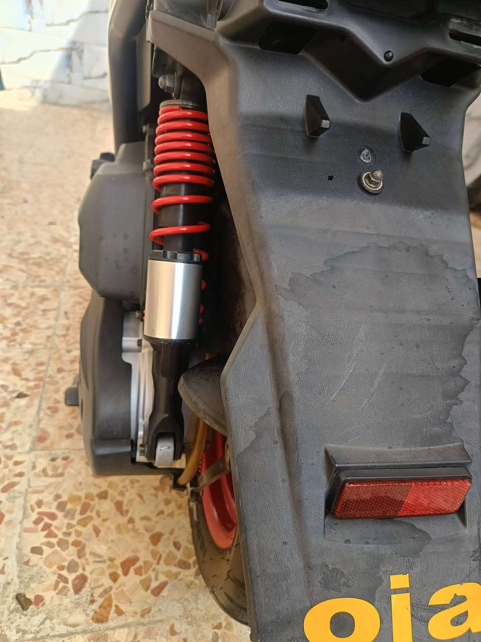 السلام عليكم دراجه نضيفه صار 6 ايام نازله من الرمبه مابيها نقص ايشي برغي ما مفتوح بيها ختم واحد اوراق ومنفيس كامله
***********
