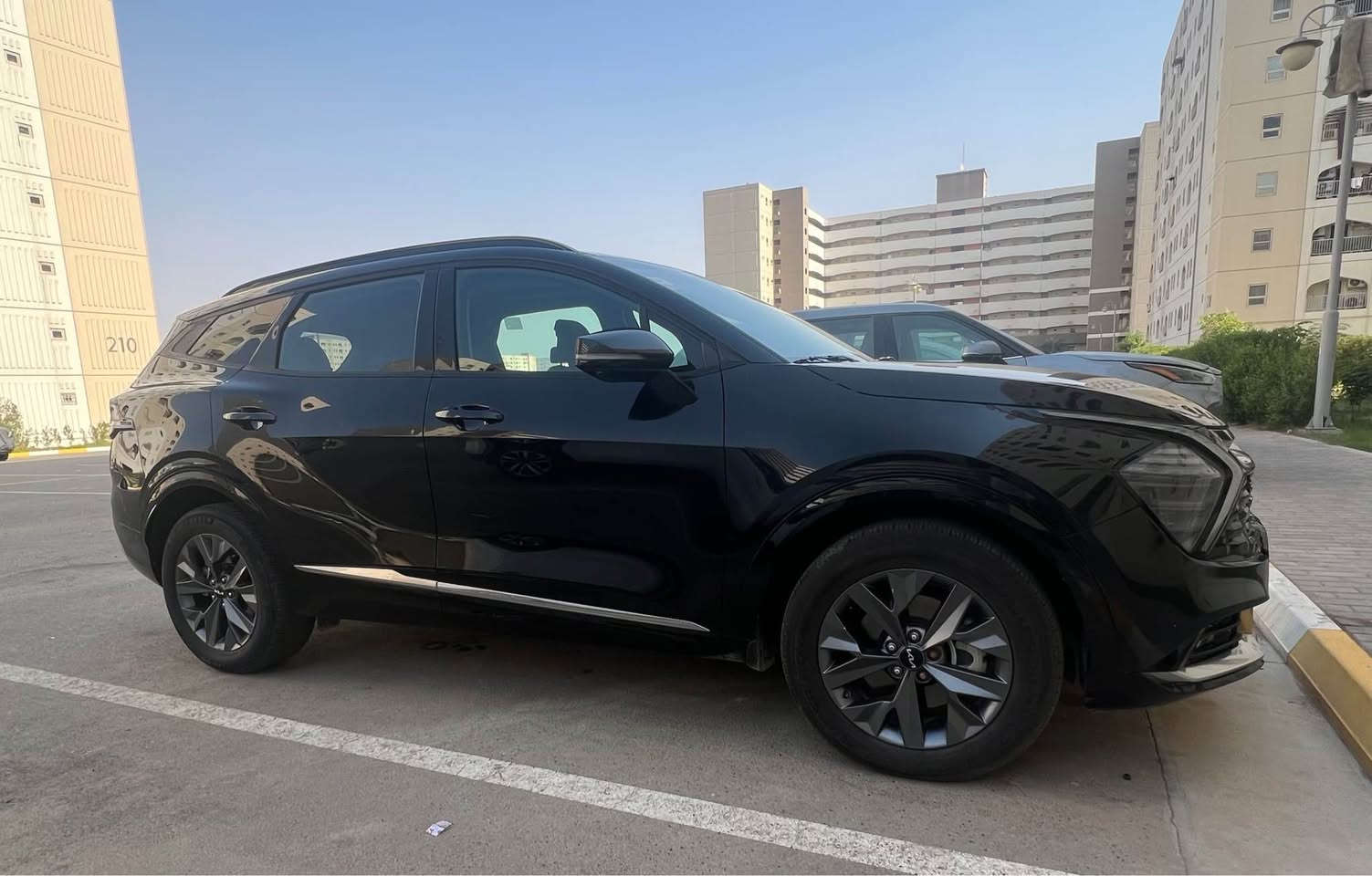 للبيع كيا سبورتج( X_مواصفات برستيج )2023 

اللون اسود ملكي .. 
فول 1/1   اعلى مواصفات 
عداد المسافات  52 الف ميل

حادث البنيد بارد والجاملغ صبغ 
السونار موجود بالمنشور 
السيارة مرقمه بغداد تحويل مباشر 
السيارة جديدة حيل بمعنى الكلمة 

المواصفات:-
♦️ بصمه 
♦️تشغيل عن بعد
 ♦️ رادار امامي 
♦️ بانوراما 
♦️كشنات جلد
♦️ شاشه كبيره لمس و عداد ديجيتال 
♦️ محرك هايبرد 
♦️حساسات
 ♦️تحكم ستيرن
♦️ فور ويل 4&4
♦️ لدات امامي خلفي 
♦️ اطفاء ذاتي 
♦️ تشغيل كاميرا 
♦️تبريد قطعتين  بيانو 
♦️ كشنات تدفئه تبريد 
♦️ارباكات عدد 10
♦️ خمس وضعيات قياده (سمارت- سبورت- اقتصادي-ثلجي - اعتيادي)
♦️ كير 8 سرعات
♦️ اشاير بل امري 
♦️شحن واير ليس 
♦️ كراسي كهرباء 
♦️جنطه كهرباء 
♦️مانع انزلاق 
♦️فول تحكم ستيرن 
♦️قياده ذاتيه 
♦️مثبت سرعه 
وبعد بيها مواصفات .. 
———————————————————————
السعر 198 وبيها مجال بسيط جدا 
الاتصال *********** بغداد, العراق
