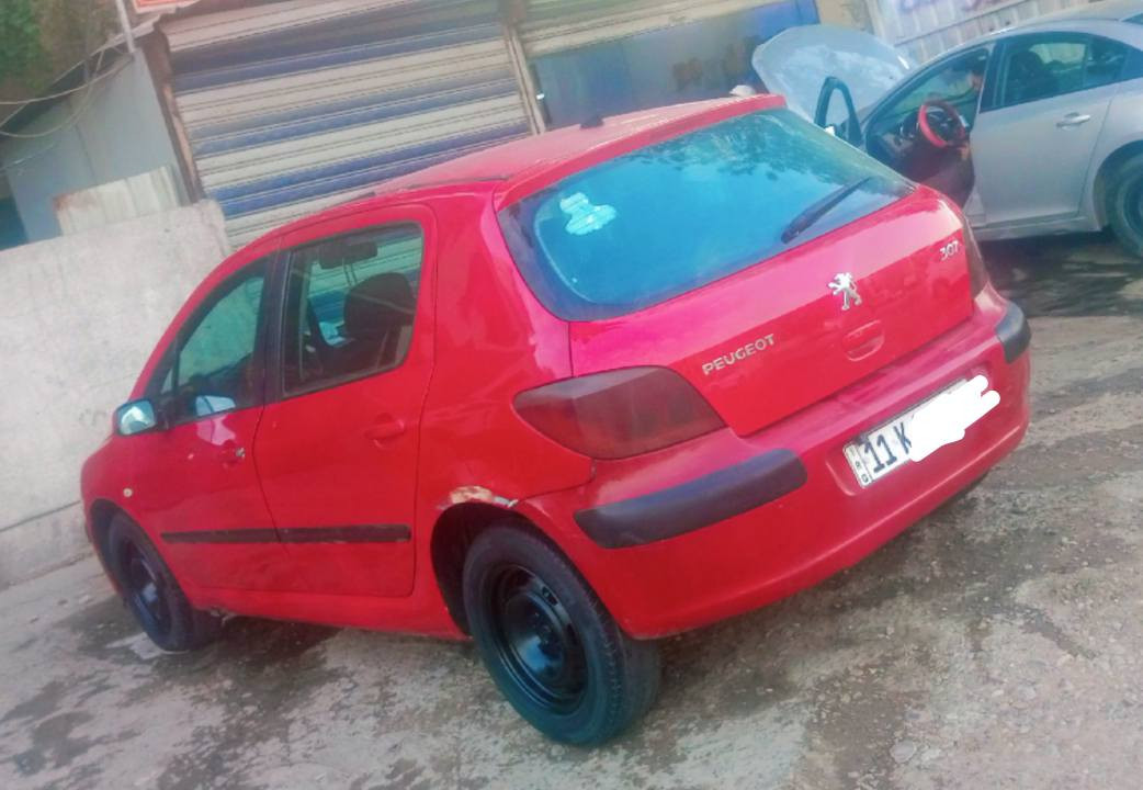 سلام عليكم 
للبيع  بيجو فرنسي 307 موديل 2005 لون احمر غير محدد.
بيها بيبان جهة اليمين الامامية والخلفية مبدلات نفس الون وبيها ملاحظات بسيطه .
مكينه وكير بلادي تخم تاير صدر جديد تبريد ثلج خير من الله.  دوشمه كله جديد 
رقم بغداد الإنكليزي سنوية بسمي شرط تحويل.  
سعر . ( 47 ) وبيها مجال بسيط للتواصل . 
 *********** وبيه وتساب
 عنوان
1 بغداد شارع فلسطين مجاور الأسواق المركزية .
2 الغزالية  الهياكل شارع 15
