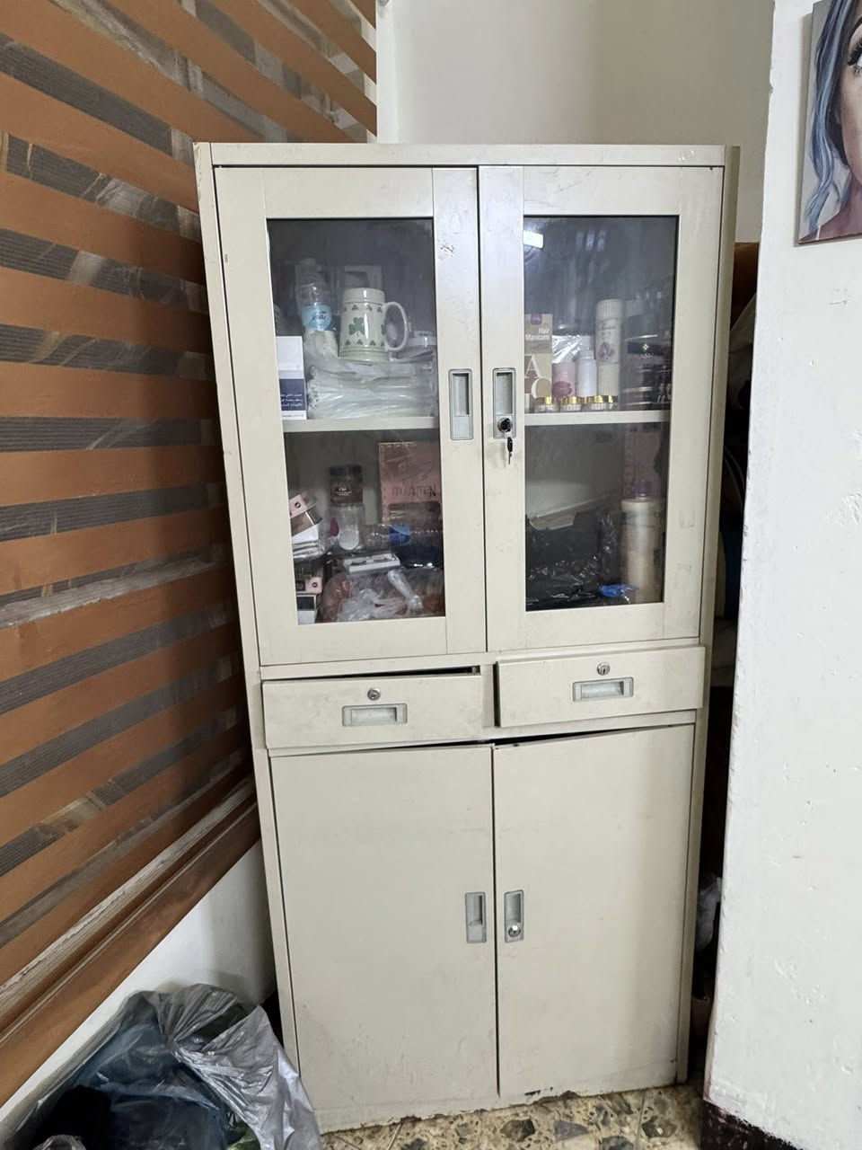 سلام عليكم  
رفوف عدد 3 سعر 125الف
ميز كاشر 115 الف
لوكر سعر 75 الف
بغداد بلديات 
***********
