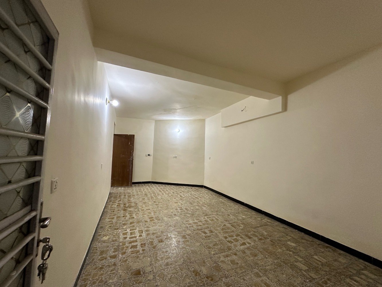 بيت للايجار في الميكانيك قرب روضة الاقمار 
يحتوي البيت على 
غرفة عدد 1 كبيرة 
مطبخ 1
حمام 2 واحد داخلي واحد خارجي
سطح 
كراج 
للمراسلة على الواتساب 
السعر 350 الف 