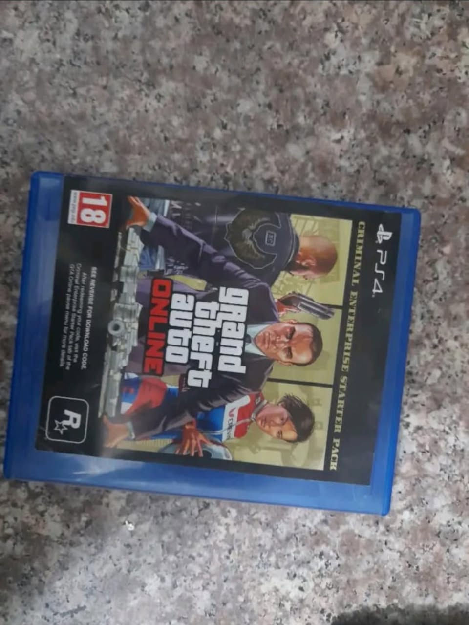 بلي 4 للبيع نضيف وما مفتوح من عنده شي مساحته 500 نوعيه سلم ٢ جوستك + 3 اقراص gta وثنين اقراص  بالاضافه  الى 15 دولار بداخله  بسعر 250 الف شراي راسلني خاص او على الواتساب ***********
