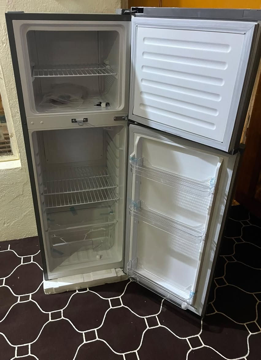 ثلاجه جديده ممستخدمه السعر ٢٥٠ وبيه مجال العنوان داخل النجف الاستفسار ***********
