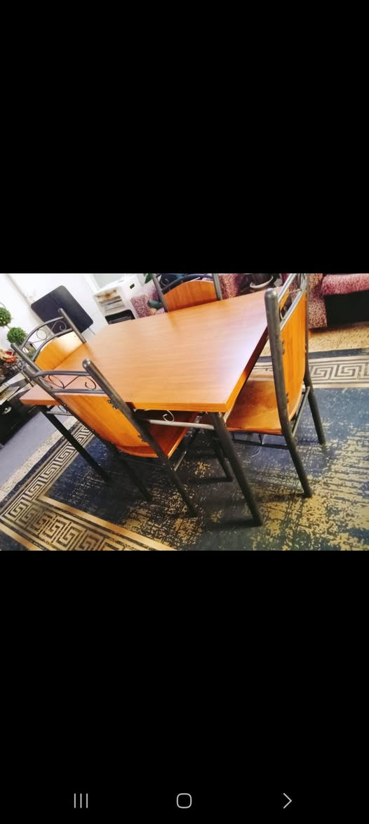 ميز طعام. مع ٤ كراسي.  الميز جدا نظيف. غير مستعمل. فقط الكراسي.   بيهن اضرار بسيطة يرادلهن لحيم بسيط.  السعر ٧٥ الف. بغداد العامرية. وات ساب ***********
