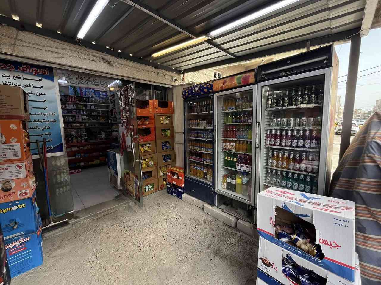 اسواق سلسلة ثلاث محلات مع مخزن للبيع يحتوي على : سستم 4 كامرات و 25 ثلاجة و سبلت 3 طن مع تبريد  طن ونص 
قمريه طولها 7 مترات محكمه 
المحل تجي تشوفه بعينك محل يشتغل وبي عالم ومع ميز مرمر 3 متر كبير جدا 
مع جام خانه 
ومع سله عربانه كبيره 
مع صفينه وسطيه 3 امتار 
واجها المحل 15 متر  
المحل كامل شغال يعني مناقصه اي شي وبضاعه موجوده ابيعه لعدم التفرغ 
ولمحل متروس ارفوف شغل خير من الله خاصتا بالموسم الصيفي

العنوان/ الكاظمية نواب 
للاستفسار واتس اب او اتصال على ***********
***********
