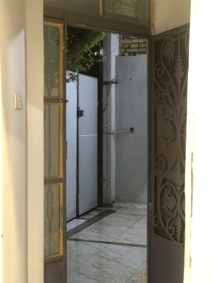 بيت ١٠٠ متر  بسومر قرب سوك العصري وجامعه العين بصف الركن طابقين واجههه١٠ ونزال ١٠
بناء حديث 
الطابق الاول صاله كبيره واستقبال ومطبخ وصحيات خارجيه وداخليه وطارمه ومنور

طابق ثاني تلث غرف نوم وصاله وصحيات 
للاستفسار ***********
