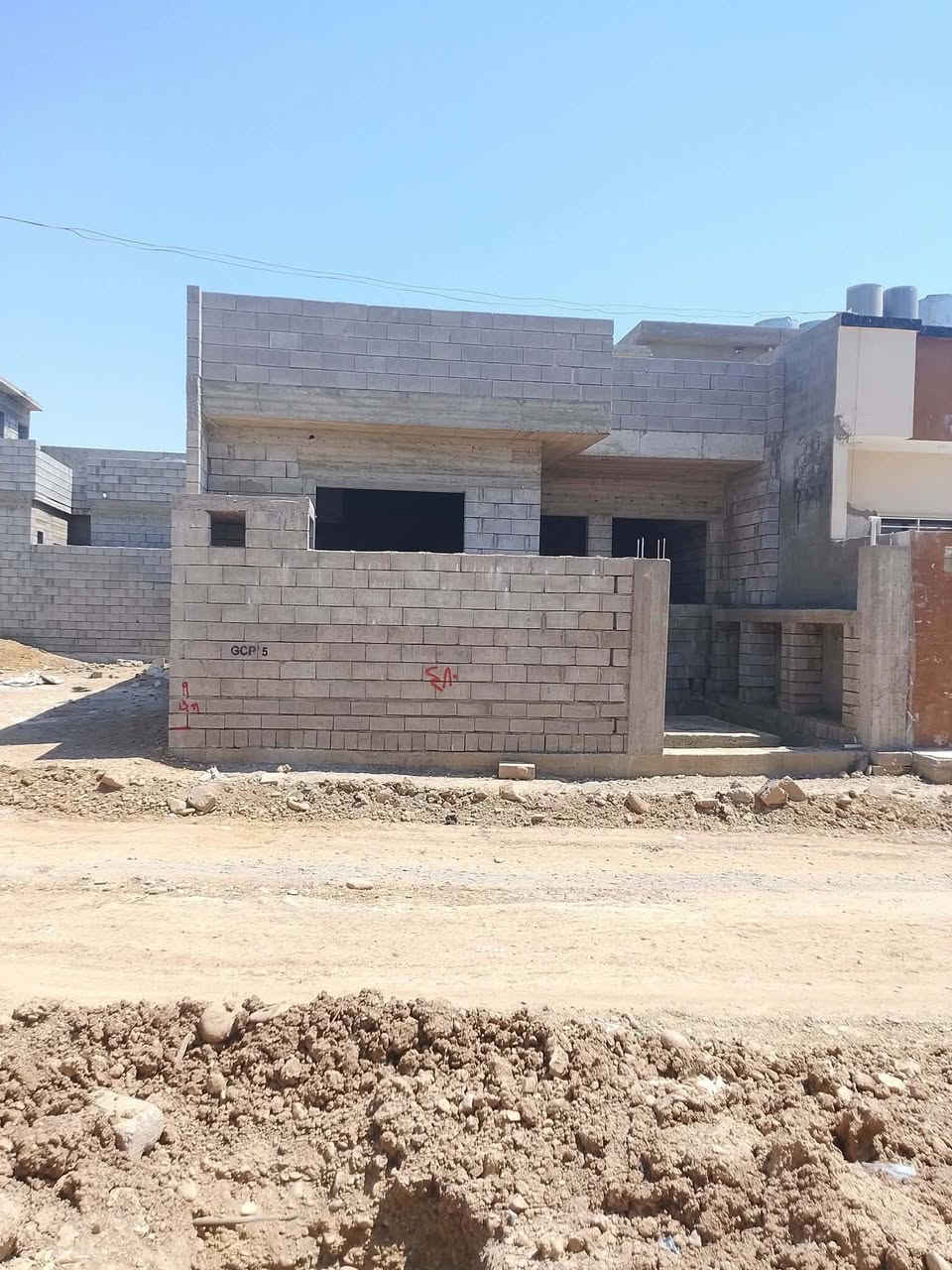 السلام عليكم هيكل للبيع   بالقوسيات  مساحه ٢٠٠متر بيتونه ستاير كامله اساس بأدلو شغل حيل نضيف أقرب نقطه المدرسة الصينية السعر ٥٠ بي مجال رقم ***********  الشارع مكسوس كامل راح ينصب
