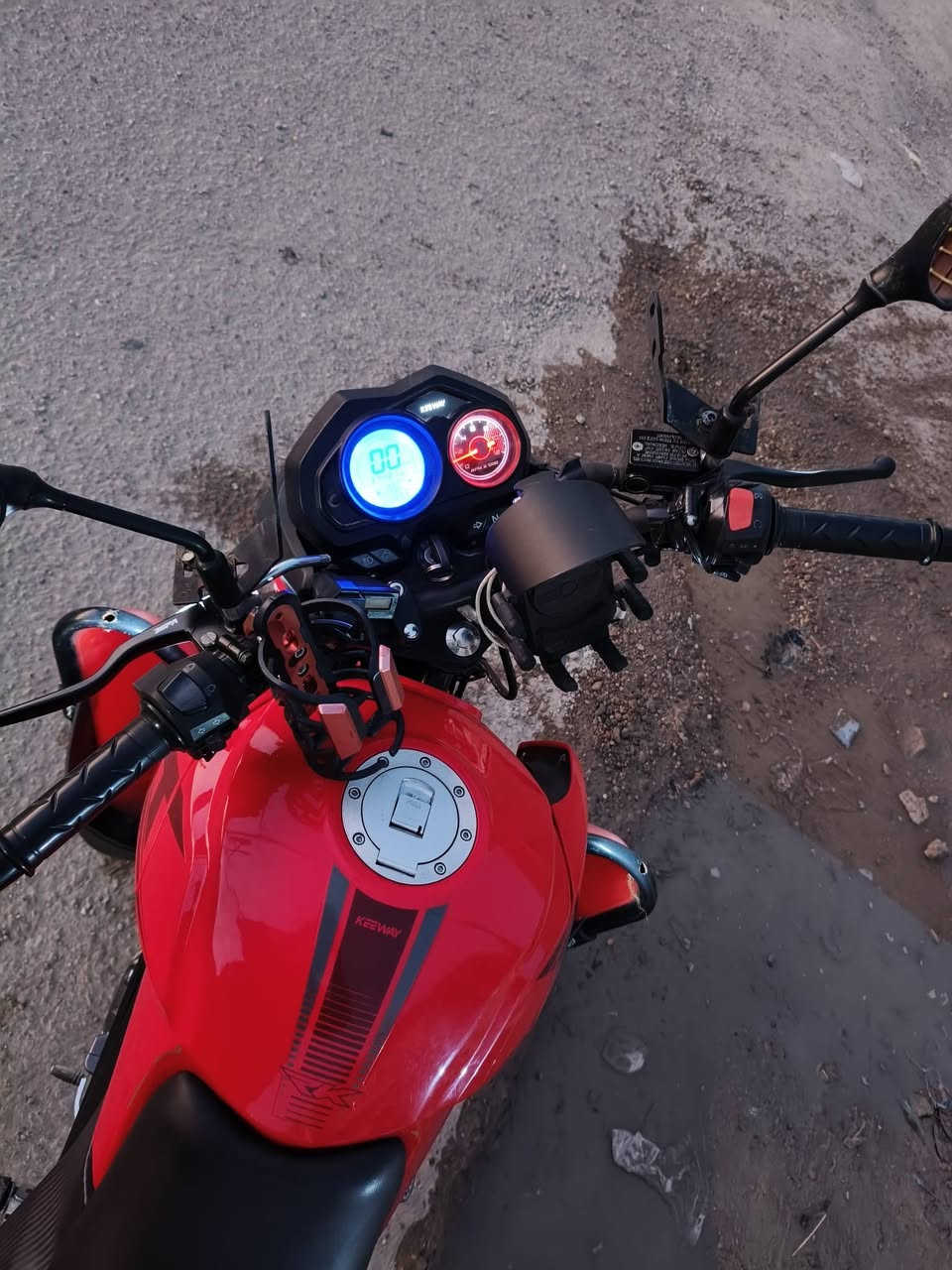 دراجه  ار كي 200 مرقمه رقم اربيل رقم انكليزي محرك مكينه ممفتوحه وخير من الله ماشيه 37 الف  بيهة حادث بصيط دبلات شوي بيهن عواج خفيف واضح بصور ولكفر مال العداد مكسور  السعر 2400000الشراي يجي خاص 
***********
