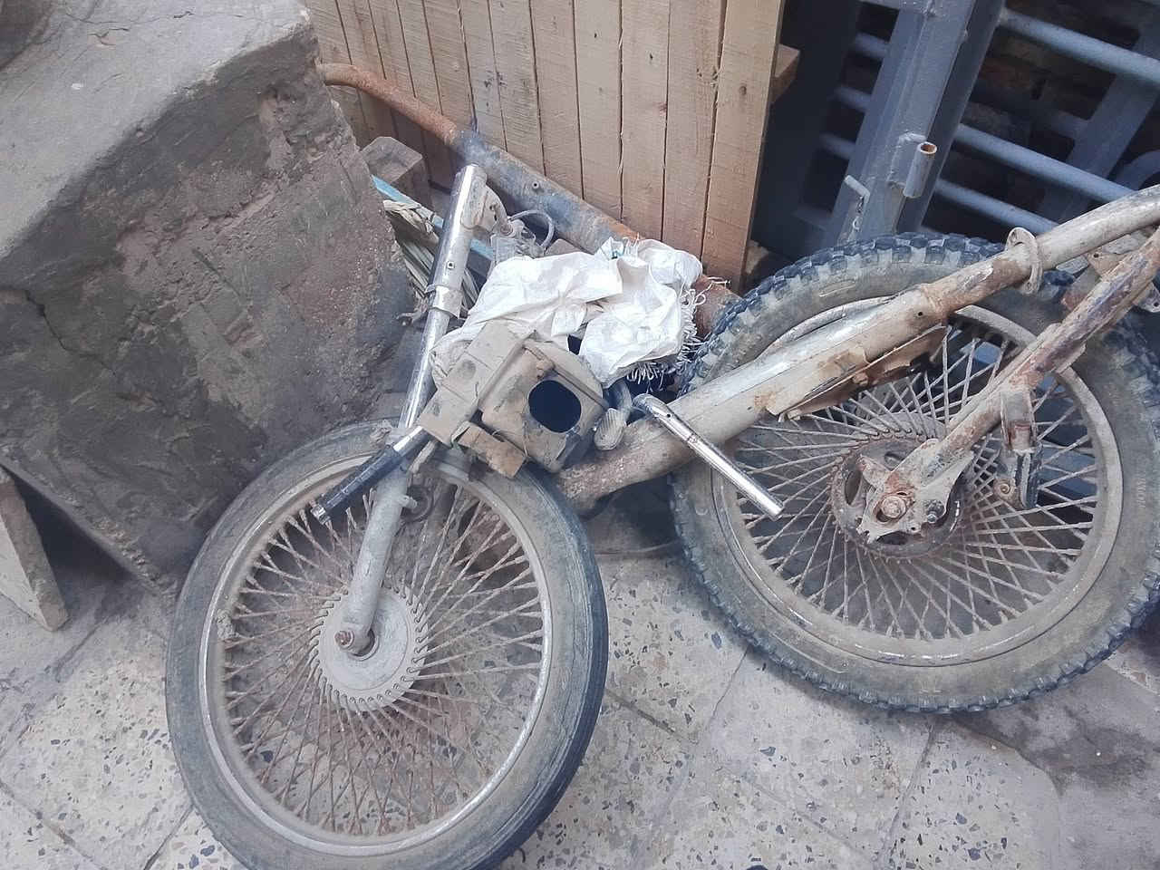 لبيع تواير هنه ويالتهن مع ماشه ودبلات وسكان وزنجيل ويده ابريك زوج صالنصات شراي يجي خاص مكاني رميثه 
***********
