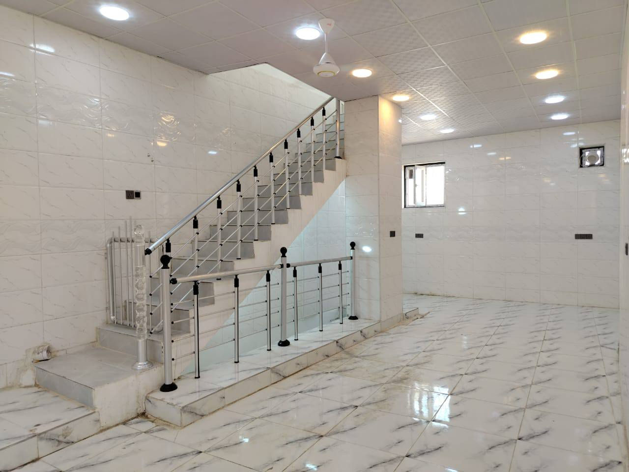 شقه للايجار جديدة وجاهزة طابق ثاني كافة الخدمات بيها شارع الاعمار قرب قاسم الخفاجي السعر ٢٢٥ ألف مكلف بالنشر للتواصل مع صاحبها اتصال واتساب ***********
