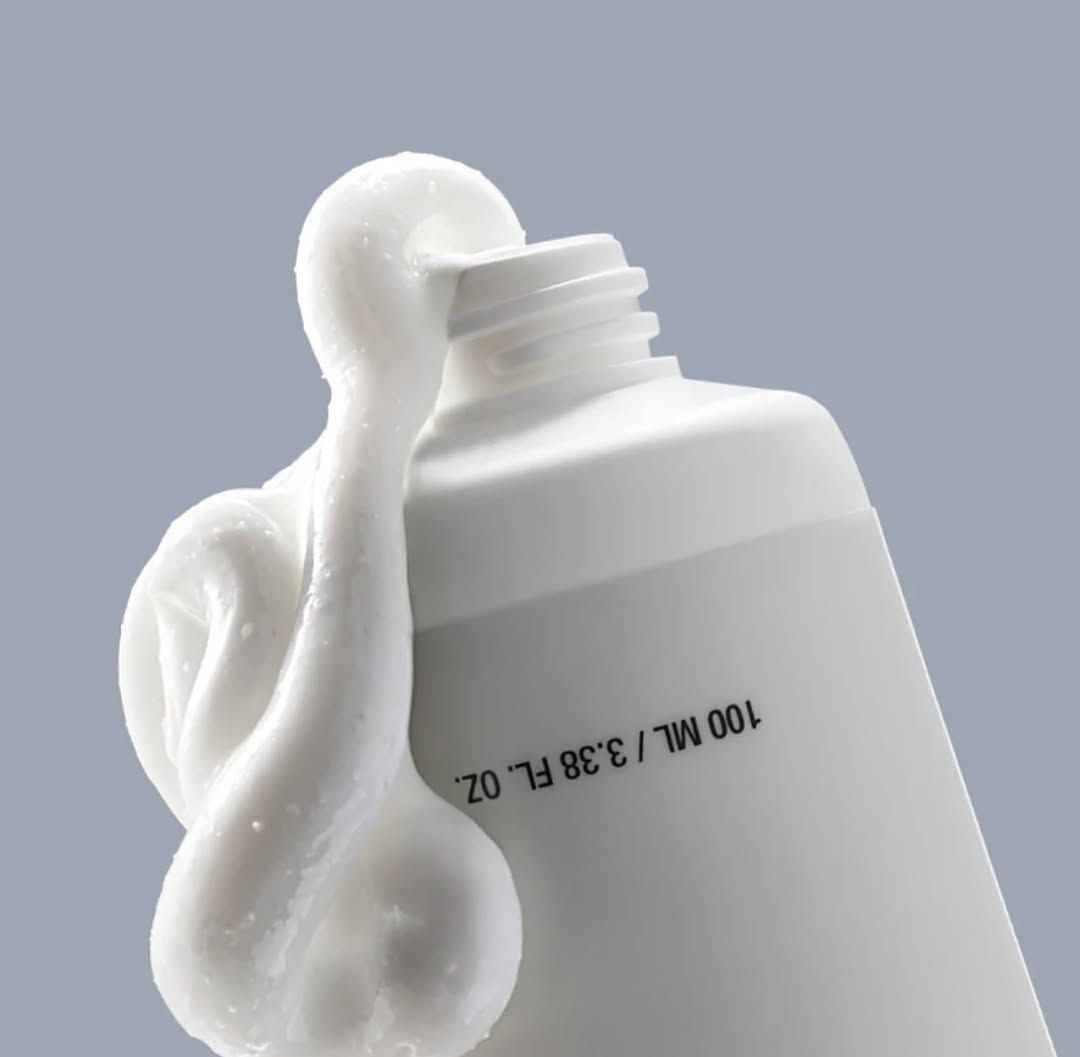 ✨كريم Anua 3 Ceramide Panthenol Moisture Barrier Cream كريم للعناية بالبشرة مصمم لترميم وتقوية حاجز البشرة، وتوفير ترطيب عميق وطويل الأمد. يحتوي على ثلاثة أنواع من السيراميد والبانثينول لتعزيز حاجز البشرة ومنع فقدان الرطوبة. يوفر ترطيباً عميقاً ويهدئ البشرة. تم اختباره من قبل أطباء الجلدية وثبت أنه آمن للبشرة المعرضة لحب الشباب والبشرة الحساسة. قوامه ناعم وغير لزج، يمتص بسهولة ويترك البشرة منتعشة. 

✅الفوائد الرئيسية:-
✔️3 أنواع من السيراميد (AP، NP، EOP): تساعد هذه الدهون الأساسية في تقوية حاجز الترطيب الطبيعي للبشرة ومنع فقدان الرطوبة.
✔️بانثينول (فيتامين B5): يعمل على تهدئة البشرة المتهيجة والجافة، ويعزز الاحتفاظ بالرطوبة داخل الجلد.
✔️مركب مهدئ وخلاصة السينتيلا اسياتيكا: يساعد هذا المزيج على تقليل الاحمرار وتهدئة البشرة الحساسة أو المتعرضة للإجهاد.
✔️أحماض أمينية وحمض الهيالورونيك: عوامل ترطيب طبيعية تعزز من مرونة البشرة ونعومتها وتوفر ترطيباً إضافياً. 
✔️مناسب لجميع أنواع البشرة: بما في ذلك البشرة الحساسة والمعرضة لحب الشباب.
غير مسبب للرؤوس السوداء (Non-comedogenic): تم اختباره سريرياً ليكون آمناً للبشرة المعرضة لحب الشباب.
✔️قوام خفيف وسريع الامتصاص: يوفر ترطيباً غنياً دون ترك ملمس دهني أو لزج على البشرة.
الاصلي المنشأ كوريا 🇰🇷💯
السعر ١٤ الاف
🚘 يوجد خدمة توصيل ٤ الاف لجميع محافظات العراق 🚘 المحمودية, بابل


**إذا كنت صاحب هذا الإعلان وتريد حذفه لأي سبب، رجاءا أرسل رسالة إلى الدعم الفني**