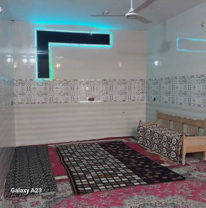 السلام عليكم بيت للبيع موقع تجاري في شارع السكلات المساحة ٣٠٠م يحتوي على غرفتين نوم وصالة ومطبخين حاروبارد واستقبال وصحيات وحديقة وكراج السعر ٩٥ مليون للاستفسار الاتصال على هذا الرقم ***********
