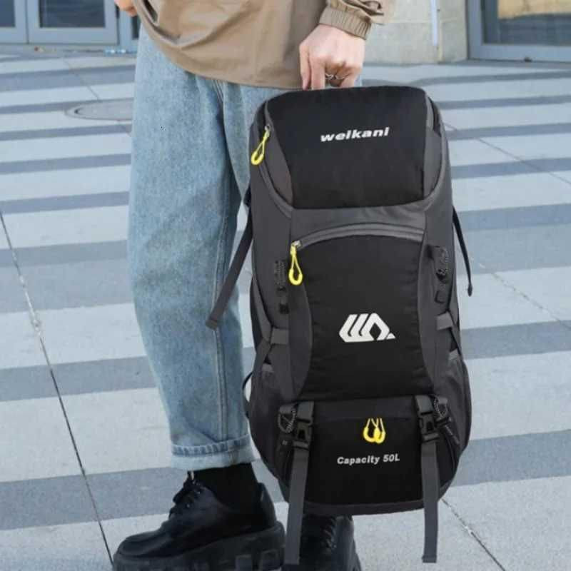 حقيبتين تفاصيل مميزه بسعر مناسب 

حقيبة الظهر التي تظهر في الصورة هي من إنتاج شركة Weikani، وهي حقيبة رياضية بسعة 50 لترًا مصممة خصيصًا لأنشطة الهواء الطلق مثل التخييم، والمشي لمسافات طويلة (الهايكنج)، وتسلق الجبال. تتميز الحقيبة بتصميم عملي ومواد متينة تجعلها مناسبة للرحلات الطويلة. 
المميزات الرئيسية للحقيبة:
السعة والتنظيم: توفر سعة تخزين واسعة تبلغ 50 لترًا، مما يجعلها مثالية للرحلات التي تستغرق من 3 إلى 5 أيام.
مقاومة العوامل الجوية: الحقيبة مصنوعة من نسيج نايلون مقاوم للماء لضمان بقاء محتوياتها جافة في الظروف الجوية المختلفة.


**إذا كنت صاحب هذا الإعلان وتريد حذفه لأي سبب، رجاءا أرسل رسالة إلى الدعم الفني**