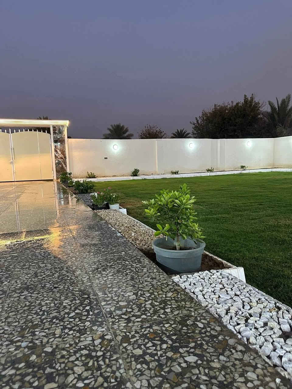 سلام عليكم يوجد بيت للبيع مساحه 1000 متر يحتوي على 4غرف نوم واستقبال ومطبخ وحولي وصحيات طابو زراعي سند25 تحويل بسم المشتري مباشر العنوان بغداد الراشديه المراسمه الاتصال على الرقم ***********
