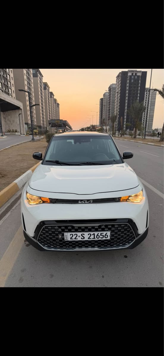 � للبيع – Kia Soul 2023

🔹 الموديل: 2023
🔹 اللون: أبيض مع سقف أسود (Two Tone)
🔹 المحرك: 2.0 لتر – 4 سلندر
🔹 ناقل الحركة: أوتوماتيك (CVT)
🔹 العداد: ____ كم
🔹 الحالة: ممتازة – صبغ بنيد وجاملغ فقط – شاصي سليم

المواصفات الداخلية:

 • شاشة معلومات وترفيه 10.25 إنش
 • دعم Apple CarPlay & Android Auto
 • شحن لاسلكي للهواتف
 • مقاعد كهربائية
 • تشغيل عن بُعد (Remote Start)
 • تشغيل ذكي زر تشغيل + Smart Key
 • تحكم كامل من المقود
 • بلوتوث + USB
 • تكييف أوتوماتيك
 • شاشة عدادات واضحة
 • خامات داخلية نظيفة ومريحة

أنظمة السلامة والمساعدة:

 • رادارات أمامية
 • نظام النقطة العمياء (Blind Spot Monitoring)
 • تنبيه حركة المرور الخلفية
 • كاميرا خلفية
 • نظام الثبات والتحكم بالانزلاق

مميزات إضافية:

 • اقتصادية في الوقود
 •
 • السيارة نظيفة وجاهزة للاستخدام

📍 الموقع: بغداد – حي الحسين
💰 السعر: 147قفل قفل تم تنزيل السعر 

📞 للتواصل: *********** – بغداد, العراق
