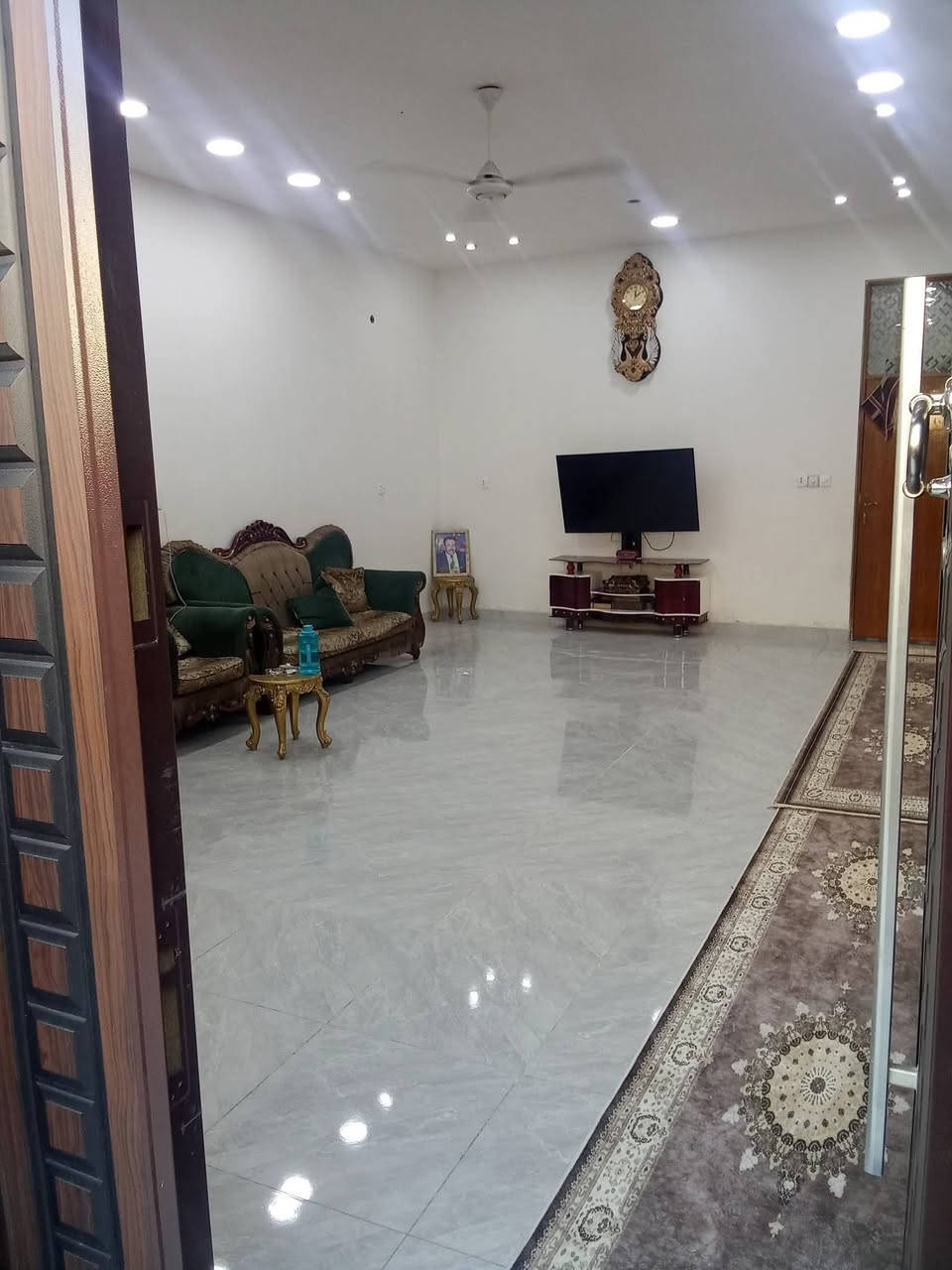 الدار للبيع
المساحة 200 متر واجه 10 ونزال 20 ✔️

♦️ طابو ملك صرف ♦️

بناء البيت حديث 2025 🛑
مسلح ارضية رفت 50 سم 🔸

الطابق الاول 🔹 استقبال مساحة طول 8 مترات وعرض 5 مترات ومطبخ حار وبارد طول 7 مترات وعرض 4 وربع حمام خارجي ومجمع صحيات داخلي وغرفة نوم مساحة 5×4 ومنور 

الطابق الثاني 🔹 غرفة الاولى 5×7  غرفة الثانية 4×7 غرفة الثالثة 5×4 غرفة الرابعة 5×4 و حمام عدد 1

الطابق الثالث 🔹 غرفة الاول 5×4 غرفة الثانية 5×4 مع حولي وسطح مساحة 10×10 

موقع الدار 📍
بغداد البياع حي التراث شارع الشبكة خلف مجمع كلشي وكلاشي 

الرقم للاستفسار 
***********
