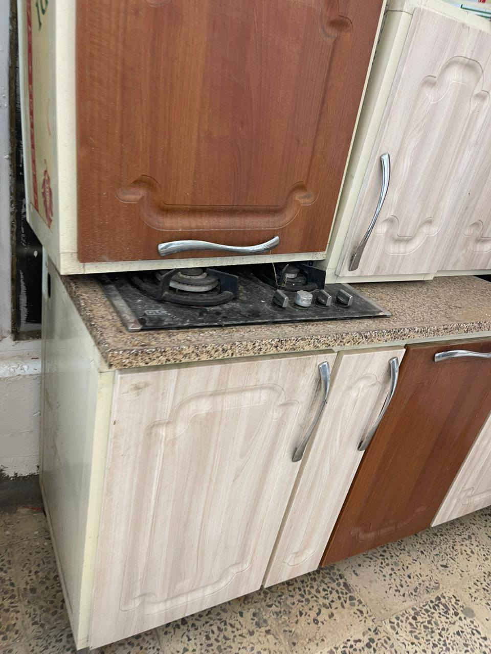 كاونتر المنيوم 
مستعمل نضيف 
كاونتر المنيوم والأبواب اج دي اف 
قياس أكثر من ثلاث امتار حرف ال كله مرمر بي طباخ سعره ٣٥٠ مكان السيدية اتصال ***********بي واتساب
