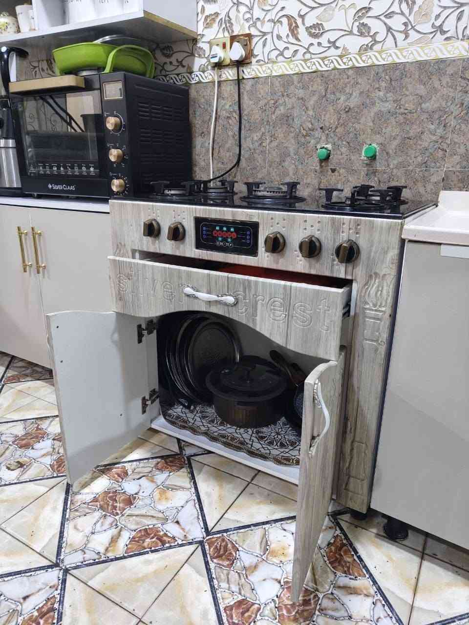 اخوان السلام عليكم
...........................طباخ 💙😍........................

عندي طباخ تركي درجة اولى نارة قوية.......
 يتكون من خمس عيون كبيرة ووسط وصغيرة مع محلق يتكون من خانة خزن وجرار طبعاً الطباخ جداحة الكترونية ويدوي السطح زجاج لون اسود قووي وبي متانة وتجي تفحص وتجيك يلا تاخذ 
رايد سعرة على 100 ألف وبي مجال قليل 

..........................مرتب🌹.........................

العنوان: البصرة/الزبير 
رقم الهاتف: ***********
