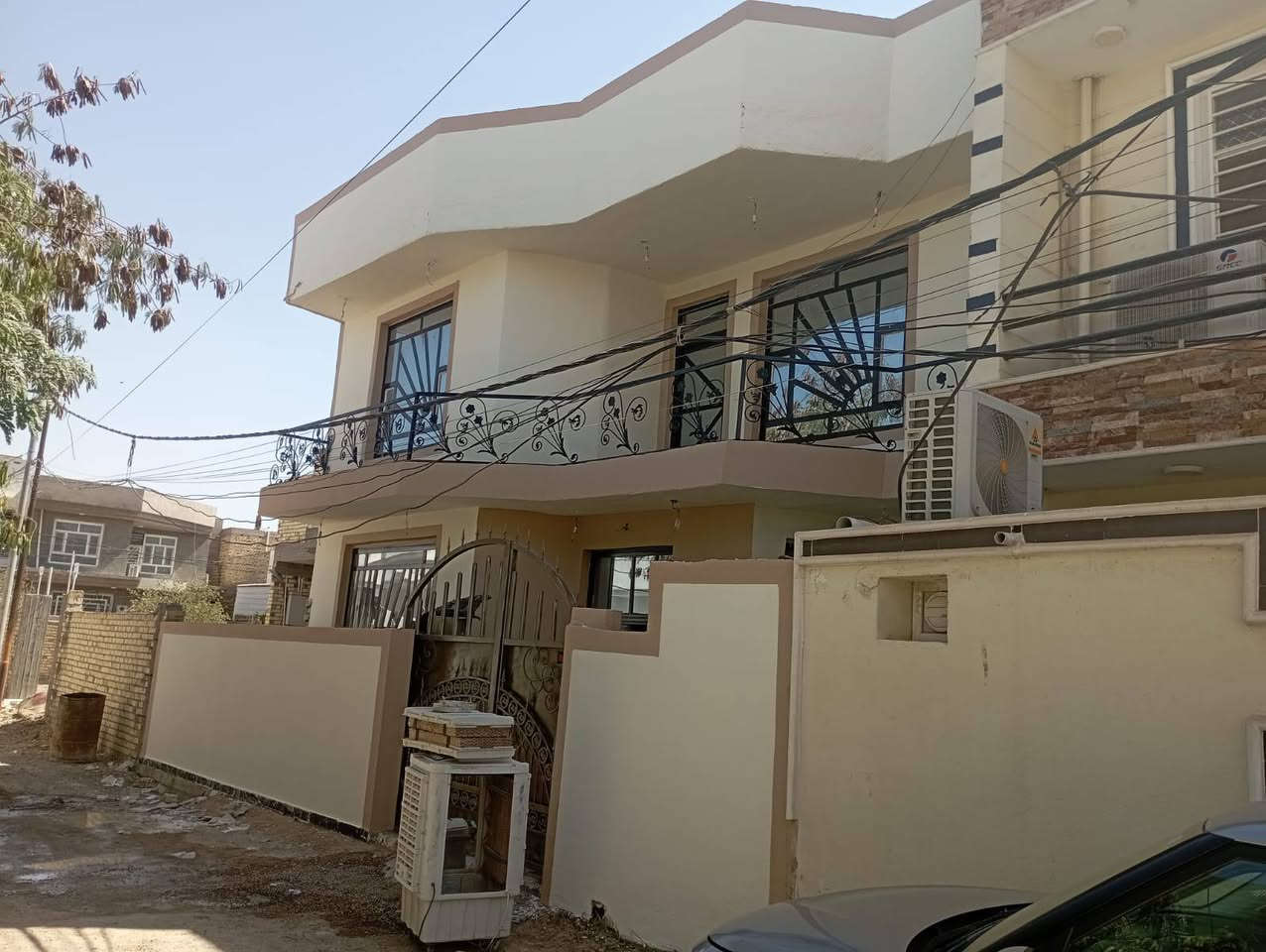 دار للبيع طابقين مساحه ٢٠٠متر خلف المحكمه الجديده بجزائر اربع غرف نوم طابو زراعي سند ٢٥تحويل مباشر السعر ١٥٣ مليون بي مجال بصيط من يرغب بشراء مراجعة مكتب ابو كيان اؤ ***********
