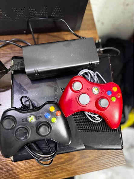 للبيع Xbox 360 استعمال قليل ونظيف كلش
يجي ويا يدات ثنين 
وحساب بي 40 
ومحولة التشغيل 
رقم تلفوني ***********
عنواني بغداد الحرية
ملاحظة ( لا يوجد كيبل HDMI ) بغداد
