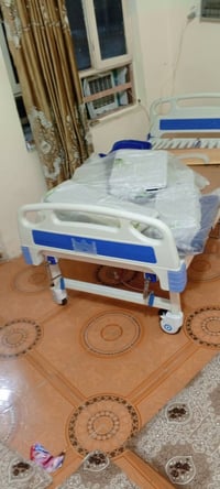 سرير طبي بعدة جديدة بل جيس ما مستخدم للبيع قيم وخذ للاستفسار 077243385...