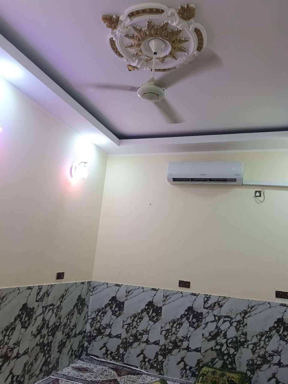 السلام عليكم احبتي بيت للبيع مطلوب اسكان بحي اريدو قرب لسوك مساحه ١٠٠ ركن متكون من ثلاث طوابق بي غرف عدد ٦ وصالات ٣ وصحيات واستقبال البيت جديد وحديث بناء طابوك وصب كونكريت جاهز 
اخوان فدوه لوجوهكم مو تجي خاص تسولف ساعه واخير شي تكلي (اشوف ام جهال شوف ام جهال وراسلنه )وبخدمتك  /***********
