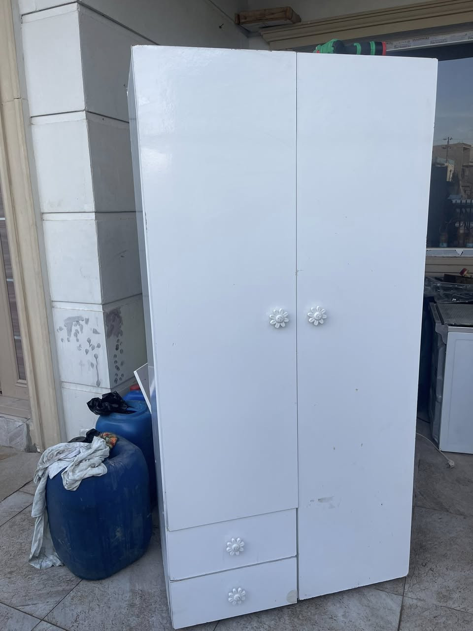 السلام عليكم مجموعة اغراض للبيع
ثلاجه غاز ماطور شركه 

طباخ اربع عيون فرن شغال 
كنتور بابين 

***********
