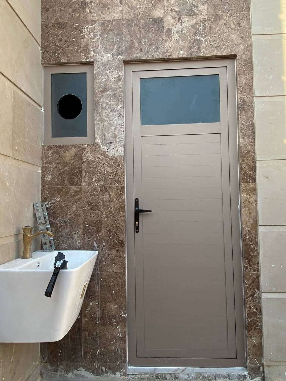 معمل الرعد لاعمال الالمنيوم والزجاج...نعمل .أبواب ..شبابيك ..محجرات درج باانواعها 
 ..للاتصال/***********ابو اوس
