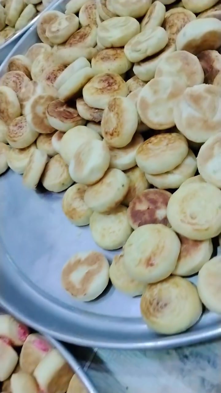 سلاو لەهەموو لایەک 
کلیجە بە هەموو جۆرەکانیەوە ،بەداواکاری دروست دەکریت،
حجزکردن لەئەمرۆوە تارۆژیک پیش عەرەفە کراوەیە.
بۆحجزکردن و پەیوەندیکردن  العنوان:كلار شه هيدان 
***********
 السلام عليكم جميعاً 
كليجه بنوعها حسب الطلب 
موعد الحجز من اليوم لحد قبل يوم عرفه 
الحجز والاتصال العنوان كلار شهيدان 
***********
