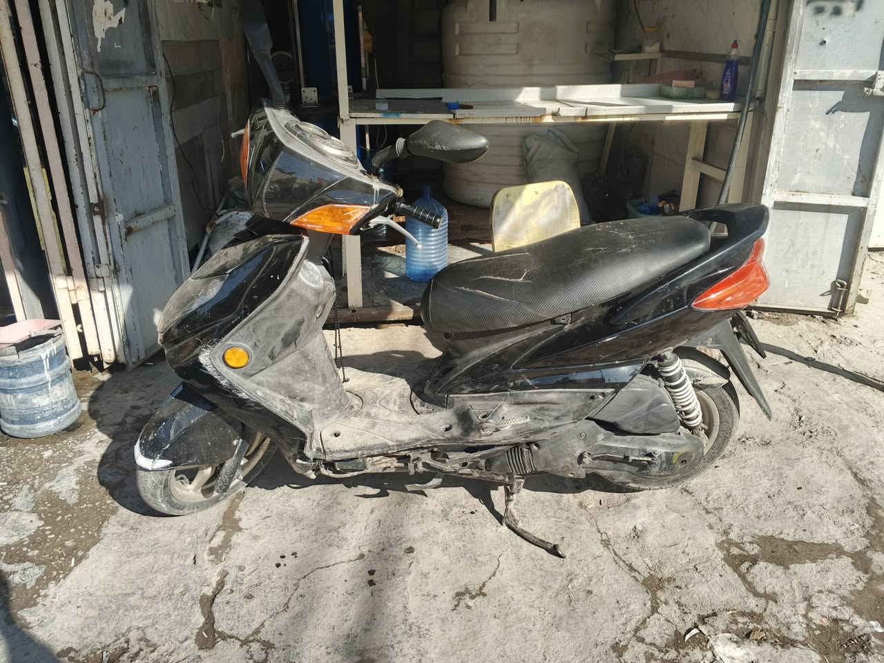 سلام عليكم سكنز فحل للبيع الدراجة نقصهة كلجات وتريشة مكاني البياع الشرطة الخامسة ***********
