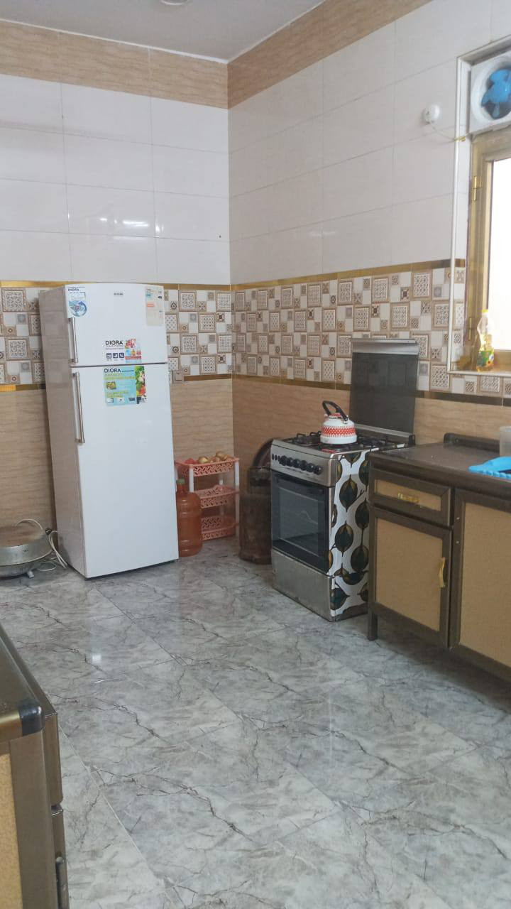 سلام عليكم بيت للبيع مساحه 150 متر غرفتين نوم ستقبال مطبخ كراج البيت جاهز هوررجب خلف جامع هوررجب مي كهرباء تبليط سند25 سعر 85 مليون بي مجال قليل 
*********** واتساب @إشارة
