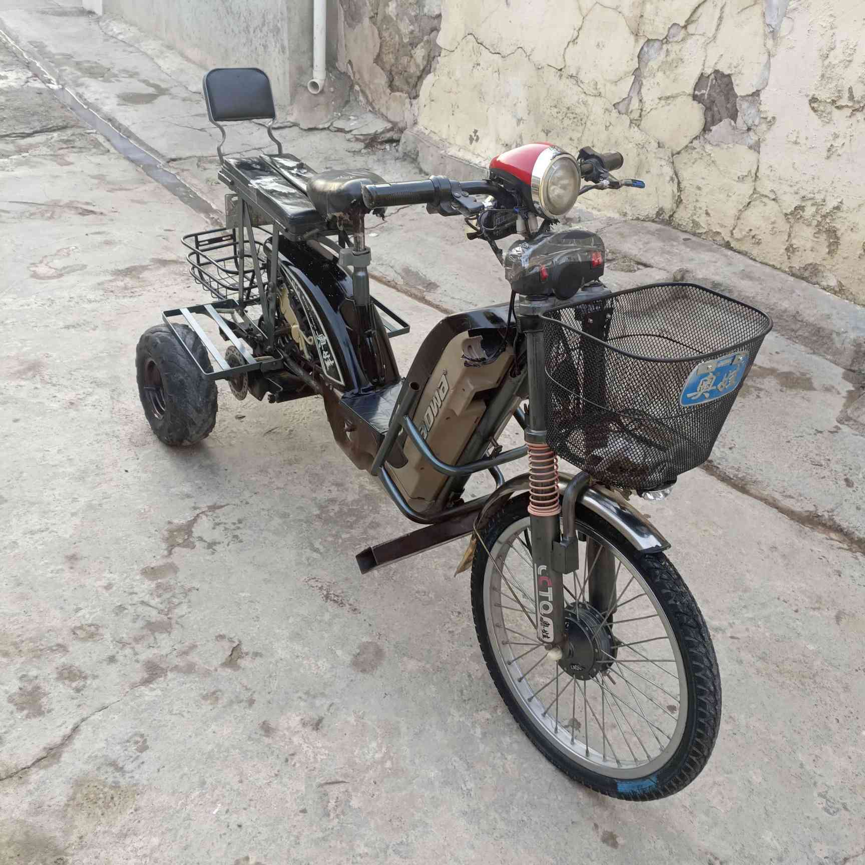 السعر ١٤٠ دراجه شحن 3 تايرات حمل
تايرات خلفي جبلي سيبايه خلفي فتح وينسد الدراجه 
خمس باتري بشرط أنطي يتحمل وزن ميتين خمسين كيلو مال شغل جاهزة 3 سرعات دراجه ياباني أصلي وين يعجبك روح 
مكاني كركوك *********** مراوس
