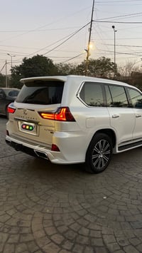 لكزس LX570 • ٢٠٢١ • ابيض