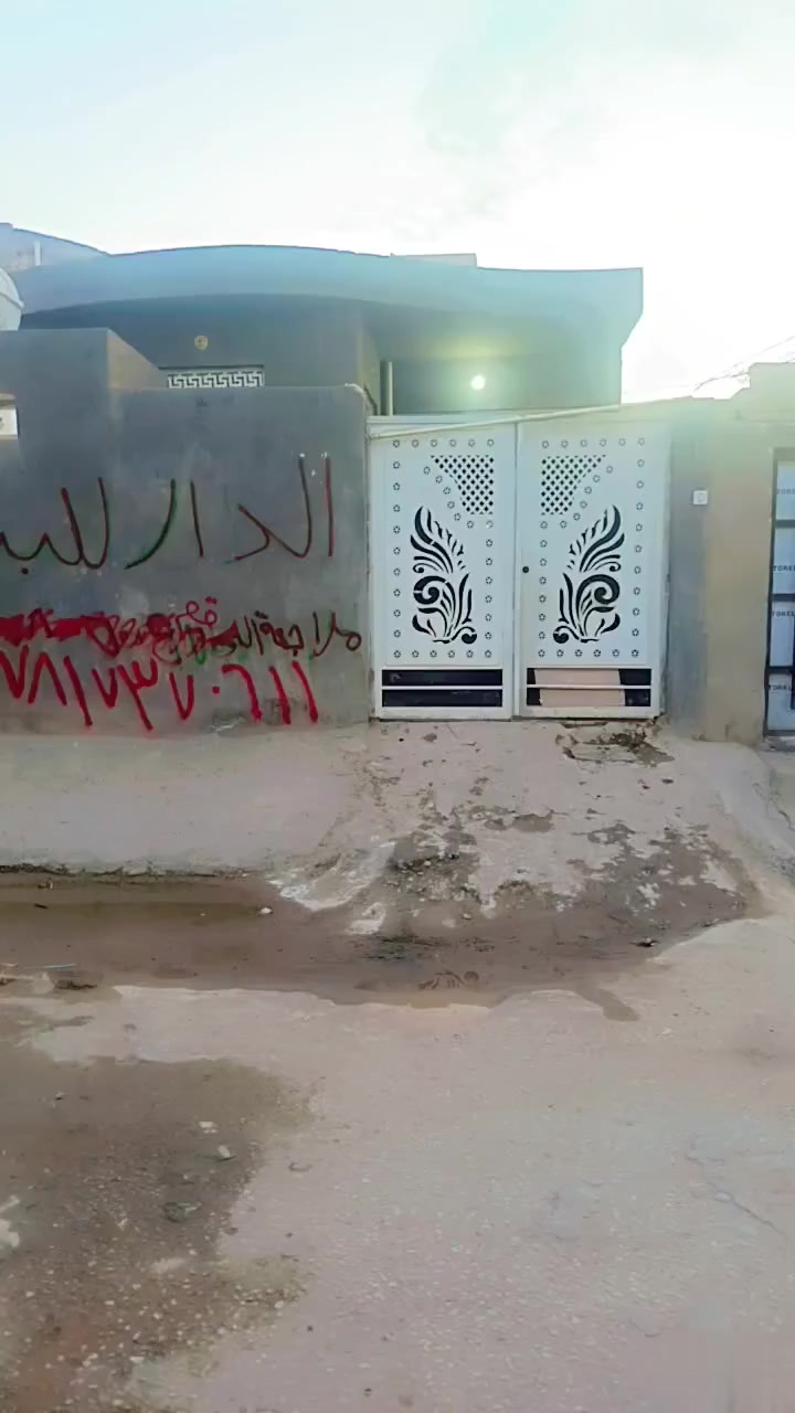 السلام عليكم الدر للبيع  مساحه 100متر يتكون من غرفه وصاله وستقبال حمامات داخليه وخارجه وطارمه واسعه اساس كونكريت
سقف كونكريت مطبخ سيراميك حمامات سيراميك قريب عله الشارع العام  تبلط بل باب مجاري شارع بي بناء جديد   العنوان براكيه مقابل مدرسه علي الرماحي  السعر 38 وبي مجال بصيط ***********
