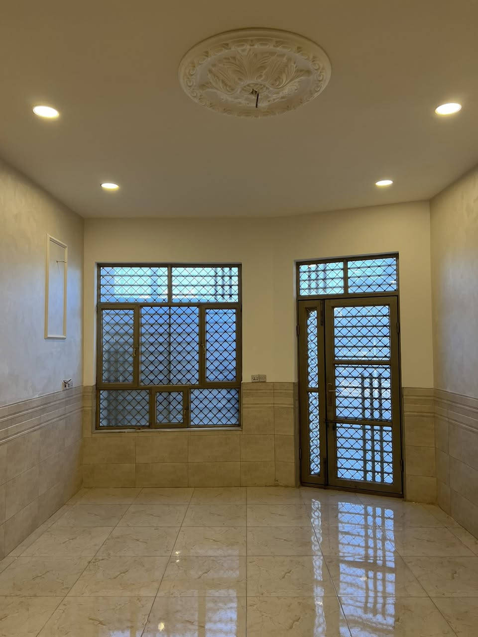 السلام عليكم 
بيت بمنطقة الحسينية منطقة الثلاثينات المربع الأول على ساحة خلف التجاري 
مساحة البيت 105 متر واقع حال 115 جبهة 5 متر ونص والنزال 21 متر  
سعر البيت 95 مليون وبي مجال بسيط 
للأستفسار الاتصال على الرقم :***********
