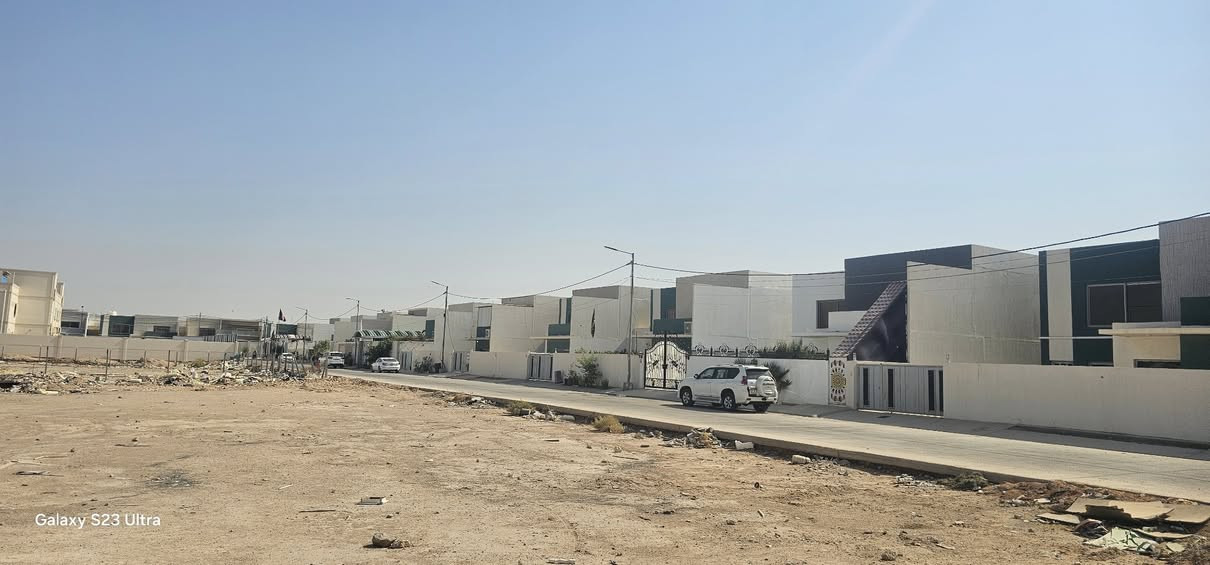 قرية الغدير 2
345 متر فاي أي بي 
كثير من الاضافات 
*حداديه درجه أولى 
*جبسن بورد الطابق الأول 
*مولده جديده 45 كي في 
* سبالت عدد 9
*مطبخ حار ممتاز 
*الخارجي مرمر والحديقه الداخلية 
*مقابل ساحه وقريب حرف T
* 3 بيوت عن الحدائق العامه 
* عكس الشمس  بارد جدا 
*صبغ داخلي وخارجي جديد 
والكثير  من الاضافات والمخزن العلوي والكاميرات 

***********
***********
***********
واتساب فقط والجادين رجاءا 

* يوجد قرض مصرفي 105دفع 550شهريا
