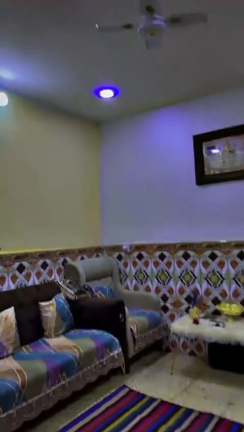 بيت زراعي للبيع ٥٠ متر طابقين يحتوي ع غرفتين نوم واستقبال ومطبخ وصحيات خارجيه وداخليه ومنور 
العنوان الزعفرانيه نهايه شارع المعهد قرب اسواق التفاحه 
السعر ب٣٥ وبي مجال للشراي
للاستفسار 
***********
