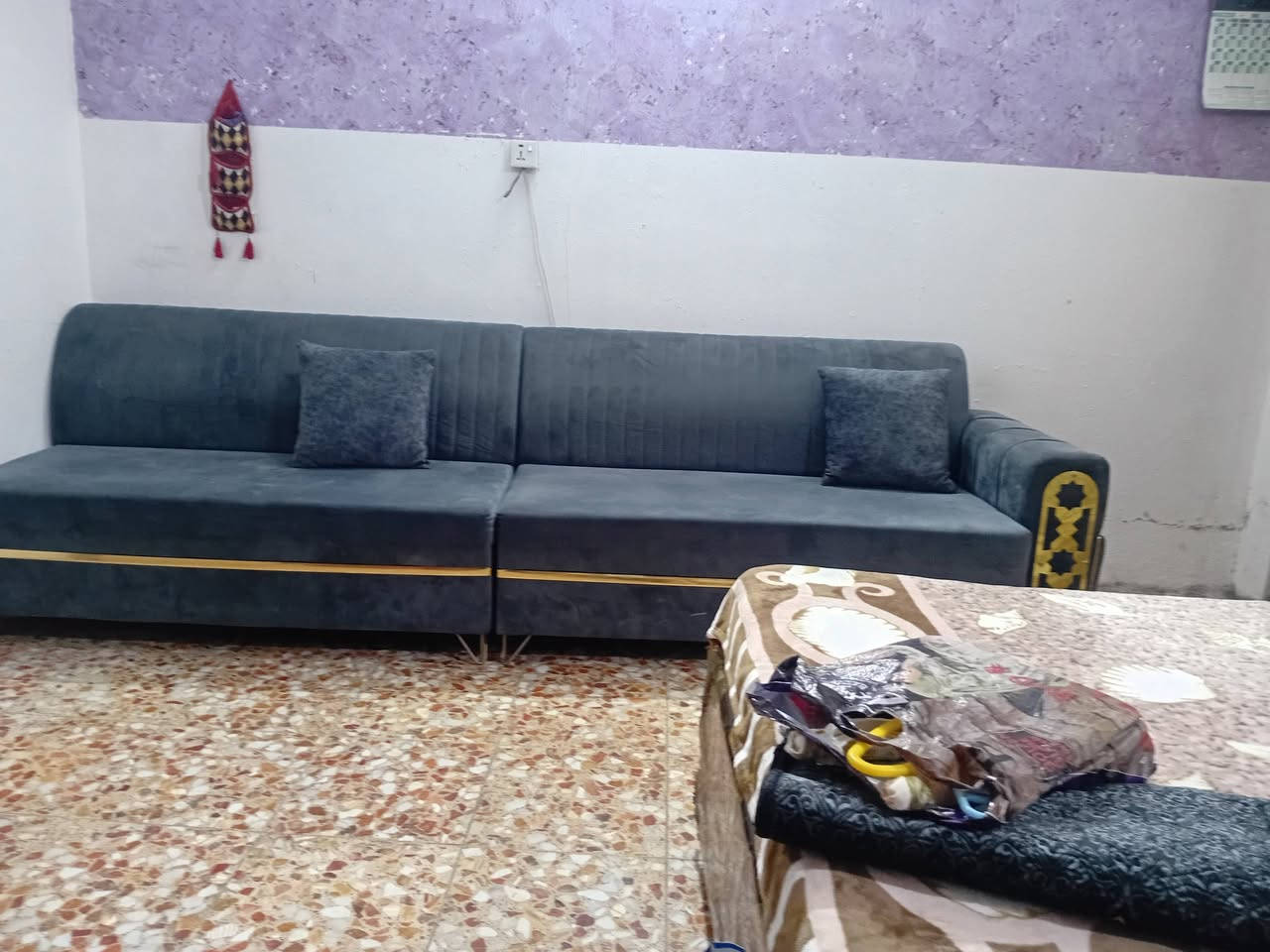 نصف تخم ٦ مقاعد مع كرسي  دوار وميز***********
