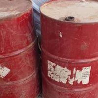 ٢ برميل • ١٠٠ لتر نفط • برميل فارغ