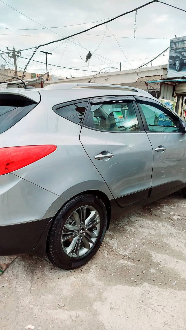 السلام عليكم  توسان موديل ٢٠١٥ وارد أمريكي سياره كلش حلوه بيه جم قطعه صبغ السياره سواصي لغود كفاله ماشيه قليل السعر ١٢٥٠٠ بيها مجال قليل اتصال*********** او ***********
