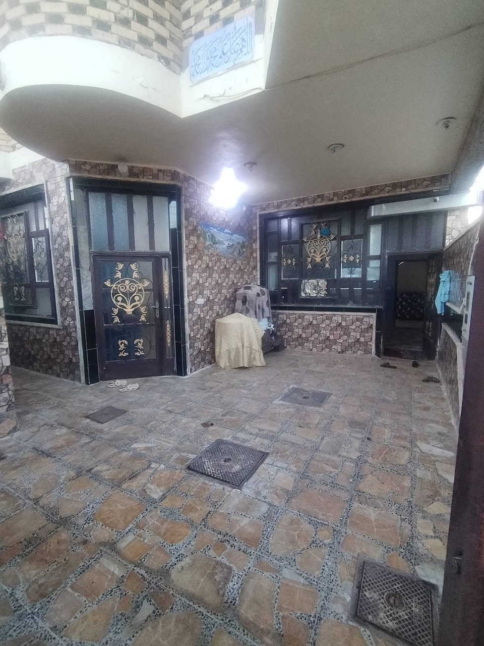 السلام عليكم دار للبيع مساحه 170 متر
 ركن طابقين متكون من غرفه وصاله ومطبخ
 واستقبال وصحيات وتخاريج الطابق الثاني
 غرفتين وصاله ومطبخ وصحيات وتخاريج
حي الميلاد شارع ١٥ مال مكتب النوماس
 للاستفسار الاتصال على الرقم ***********
سجاد الغرابي مكتب انوار السجاد
