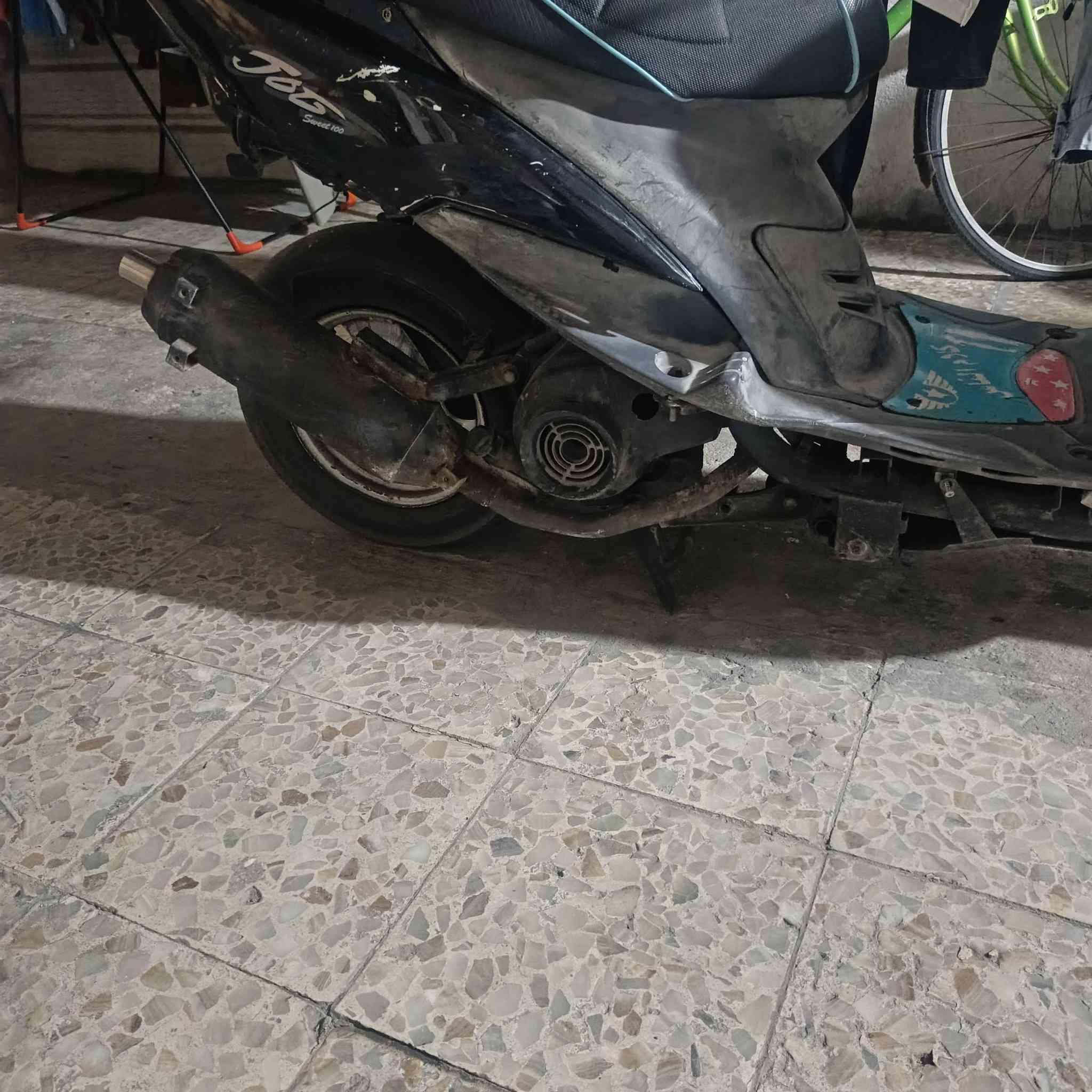 دراجه قجمه للبيع بوشه بلادي 49 كلجات أمامي خلفي جديده قايش جديد كل فتره أدامه دراجه مامتعبهه سلف 55 نقصه بس شخاطه بيهه سبايدر رياضي اربعه ولف واير بريك رياضي صالنصه FM رياضي الدراجه شلعه ومعدل أي نقص مابيهه نگره   السعر 500 وبيهه مجال كلش قليل دراجه مامتعبهه كفراتهه كامله شوفة عينك للتواصل رقمي *********** مكاني بصره قبله
