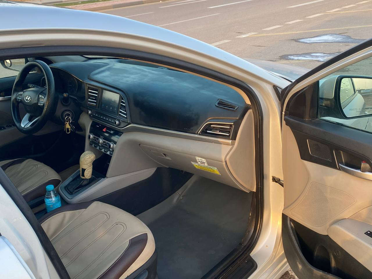 للبيع أو المراوس بسيارة عاليه حديثه
هيونداي النترا 2020 
 ب اسمي 
السعر ب ١٣٥ ورقه 
​رقم إنكليزي 
تواصل ‏‪***********‬‏

وارد ​امريكي

​
​المحرك: 2.0L 
​المسافة المقطوعة: 97 ألف ميل.
​اللون: فضي (سيلفر) لامع ومميز.
​أنظمة القيادة: 3 وضعيات قيادة (Normal, Sport, Smart) 
​ الأنظمة الذكية والأمان:
​ الرادارات: رادار النقطة العمياء (جانبي) + رادار تحديد المسار.
​ الترفيه: شاشة كبيرة أصلية تدعم Apple CarPlay و Android Auto.
​الكاميرا: خلفية عالية الدقة مع خطوط توجيهية.
​ التحكم: تحكم ستيرن كامل، مثبت سرعة، وبلوتوث.
​ الأمان: نظام مانع الانزلاق (Traction) وحساسات ضغط الإطارات.
​ حالة السيارة (للأمانة):
​الضرر: (بنيد وجاملق) فقط، 
​الداخلية: نظيفة جداً مع كشنات مغلفة بالكامل للحماية. الزبير, البصرة
