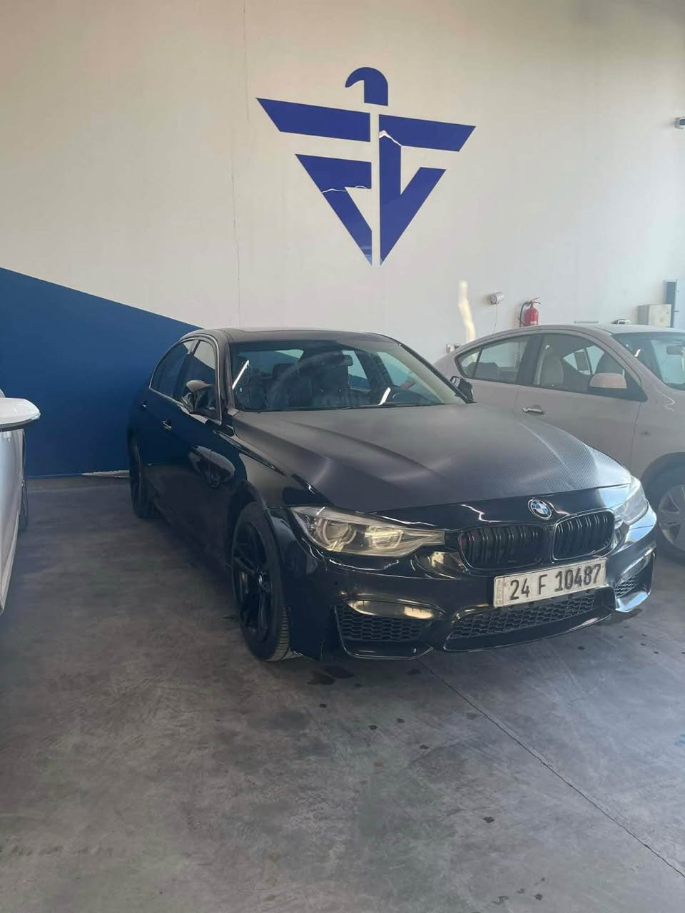 ⸻

🚘 للبيع: BMW 330i 2017 — معدّلة تعديل كامل (M Kit)

السيارة نظيفة وتكفيها نظرة 
البنيد والقمارة مغلف للحماية👌
مصروف عليها أكثر من 5,000$ تعديلات وصيانة ✅

التفاصيل:
▪️ موديل: 2017
▪️ اللون: أسود
▪️ العداد: 195 ألف كم
▪️ فول مواصفات
▪️ M Kit كامل
▪️ لايتات خلفية M CS
▪️ بطارية جديدة
▪️ دبلات جديدة
▪️ حدادية كاملة جديدة (أذرع، قطع، كلشي)
▪️ أدَامة كاملة للمحرك
▪️ سحب بارد

الحادث:
واردة أمريكا / كوبارت
الحادث بالجنطة الخلفية فقط
تم تبديل قبق الجنطقه فقط فقط فقط وبيها بارد بالجاملاغات االخلفيه ✅
لا تأثير على الشاصي ولا على المكينة

📍 الموقع: اربيل
💰 السعر: 19,000$ وبي مجال
📞 التواصل خاص أو اتصال ***********

السيارة جاهزة، تركب وتتوكل 👌 ما تحتاج شي نهائيًا أربيل, العراق
