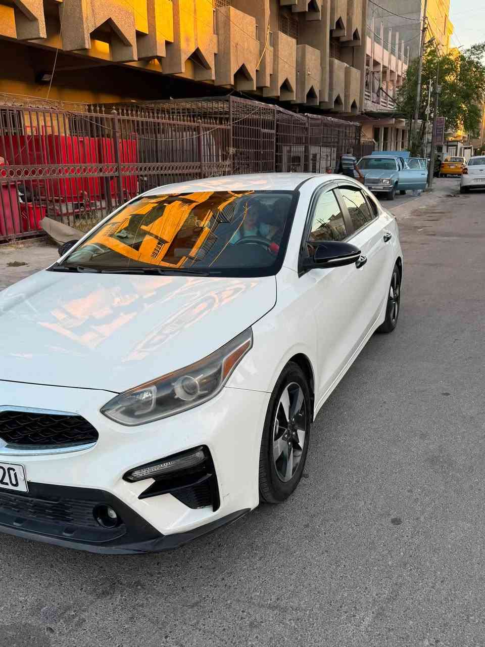 السلام عليكم 
كيا فورتي موديل 20 
حادثها جاملغ وبنيد مصبوغات فقط 
بيها رصعه ع كد اصبع جاملغ الخلفي 
سياره كلها ليبل واحد 
كيرها اي تي 
سياره حلوه ونضيفه 
ماشيه 74 ميل
مكاني بغداد البياع او الشعب 
***********
