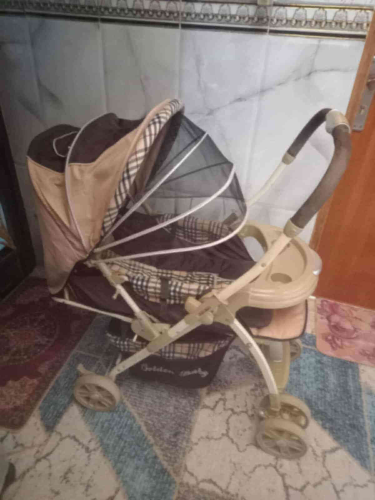 عربانة اطفال تتحمل اوزان ثقيلة
استخدام قليل جدا
ماركة Golden Baby
استعمال مرتين أو ثلاث مرات فقط
نضيفه جدا كلشي مابيها 
السعر ١٠٠ 
عنواني زيونة
مكلفه بالنشر للاستفسار ***********
