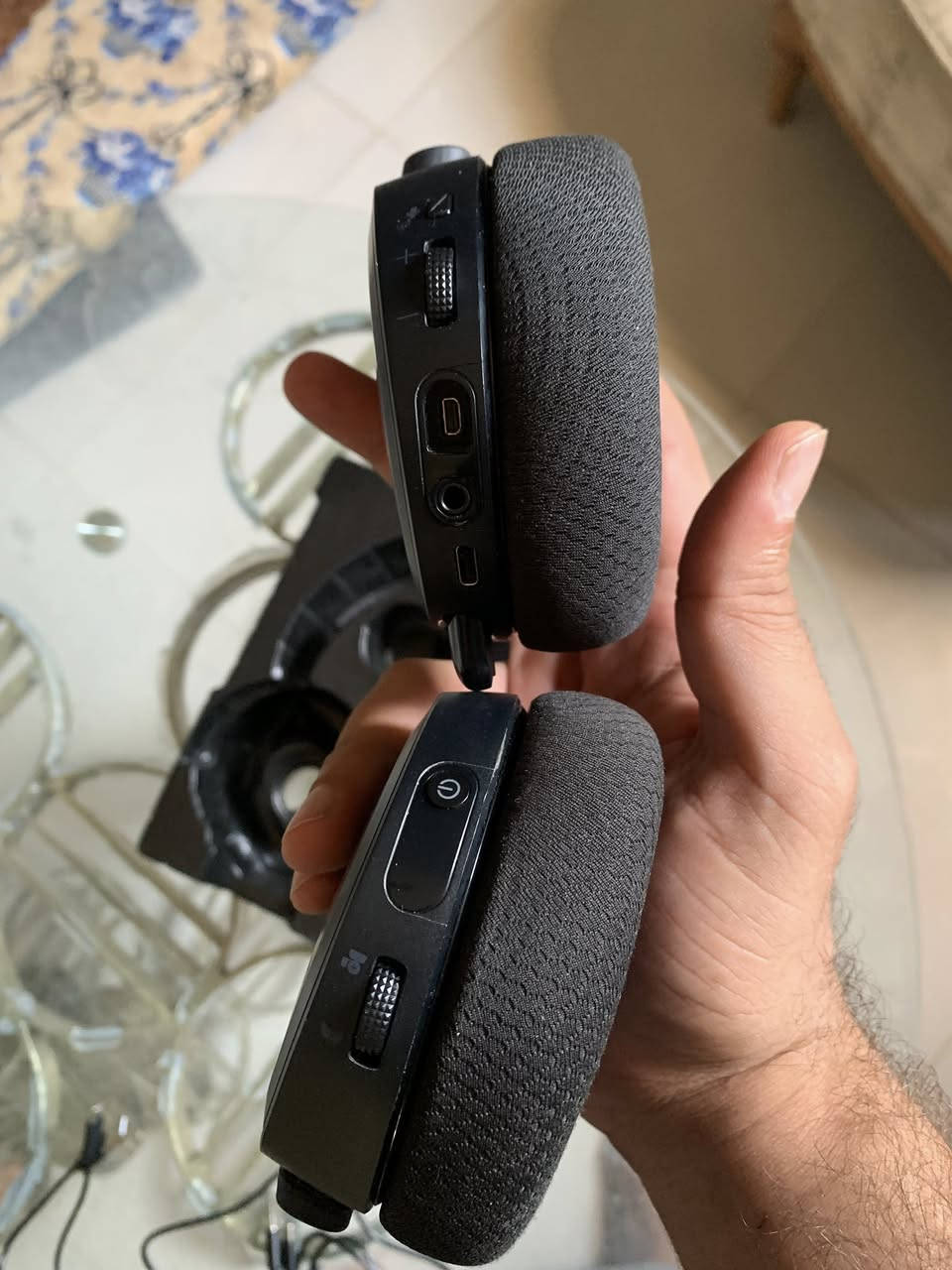 Series Arctis Nova 7x
سماعة غنية عن التعريف، مواصفاتها تتحدث عنها.
 الحالة: استعمال قليل جداً، نظيفة ومرتبة وخالية من أي خدوش.
 الملحقات: كافة الكابلات متوفرة. (ملاحظة: ينقصها الكرتونة والدنقل/Dongle).
 الأداء: سماعة ممتازة للألعاب والستريمنج؛ وللأمانة إذا استخدمتها وانكتلت فالمشكلة بيك مو بالسماعة (أنت بوت!)، فلا تتعب نفسك بتجربة غيرها.
 الراحة: صوت محيطي احترافي، ومريحة جداً على الرأس حتى مع الاستخدام الطويل.

شباب لتشيلون هم الدانكل سعره 15 الف و مو حيل مهم تكدر تشغله بل اواكس ليجي ويايه 

سعره 100 الف 
متحصل بهيج سعر لو تضل ادور سنه


**إذا كنت صاحب هذا الإعلان وتريد حذفه لأي سبب، رجاءا أرسل رسالة إلى الدعم الفني**