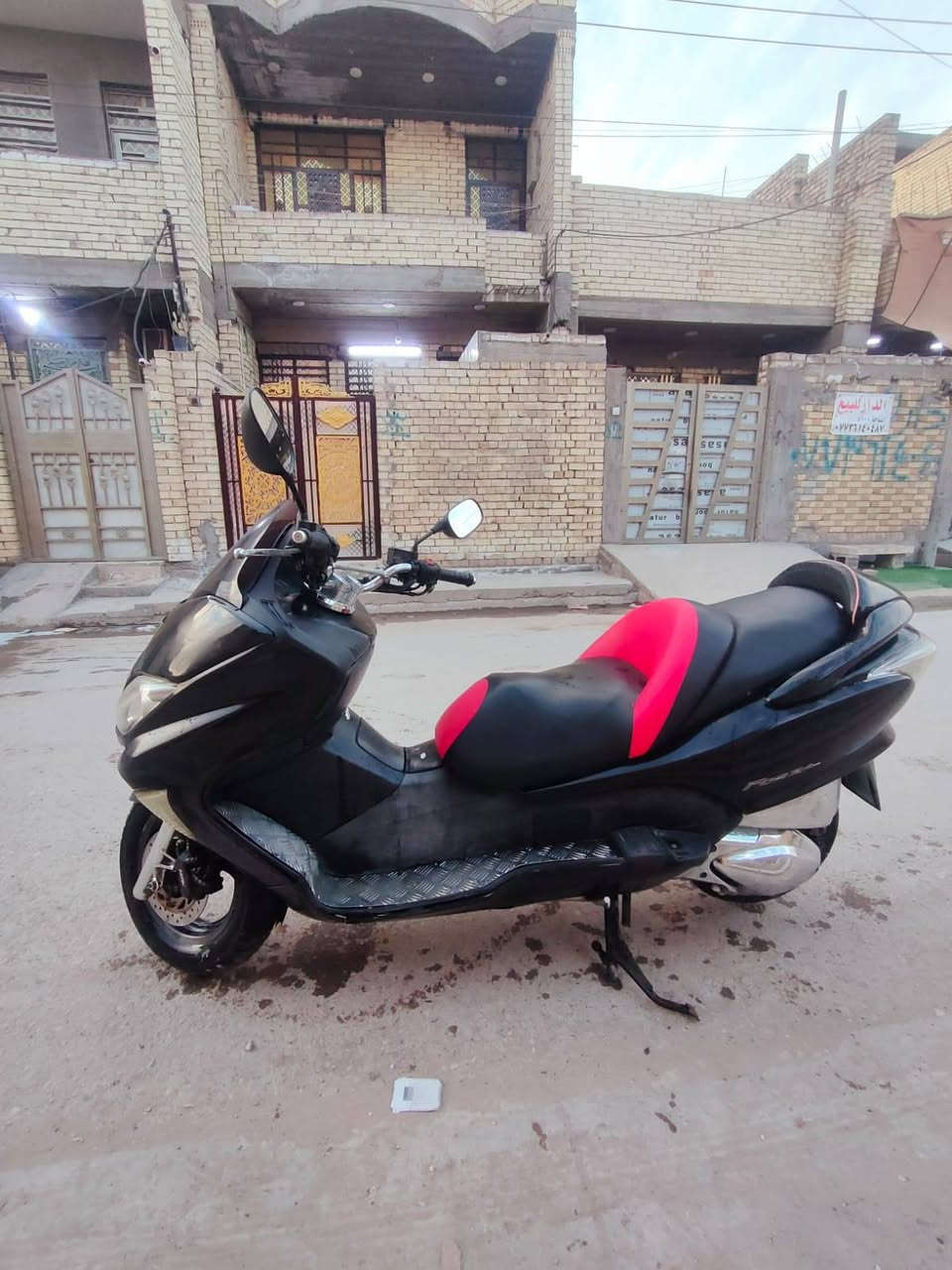 السلام عليكم فورزة صفر ثمانيه 08 عميه بلاد محرك بلادي مكفول نكرة بكل وقته ومداري دهن اصلي دائما دبلات بريكات كلها تمام باتري كلشي زين بيها الدراجة نضيفه الكفرات شوف العين عنواني بغداد العبيدي.
*********** 
رايدها ب 950
